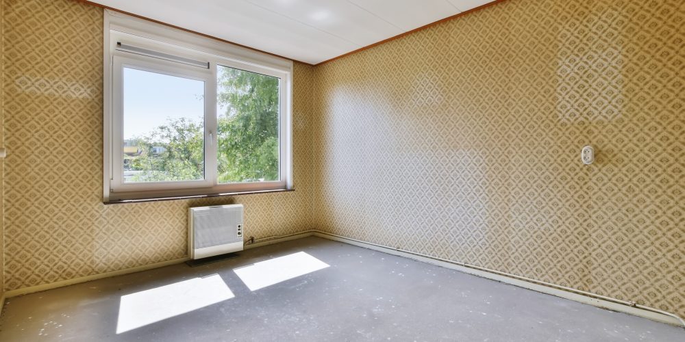 a-delightful-room-with-beige-wallpaper-on-the-wall-JTRYGMD